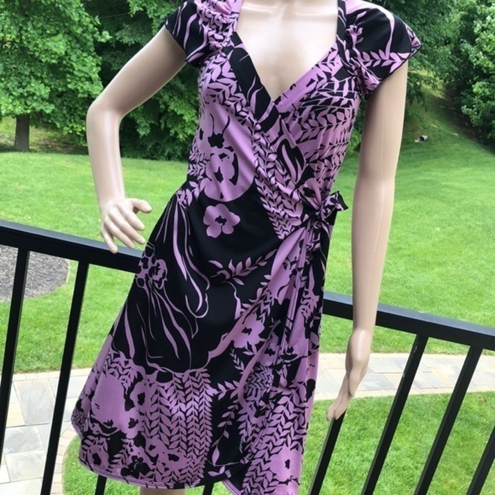 Lavender/black bold prnt cap sleeve tie wrap dress